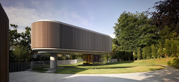 Эксклюзивный британский коттедж с современными линиями и шикарным интерьером от известных архитекторов.