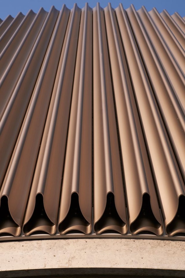 Фасадные элементы из профилированного алюминия в форме трилистника.