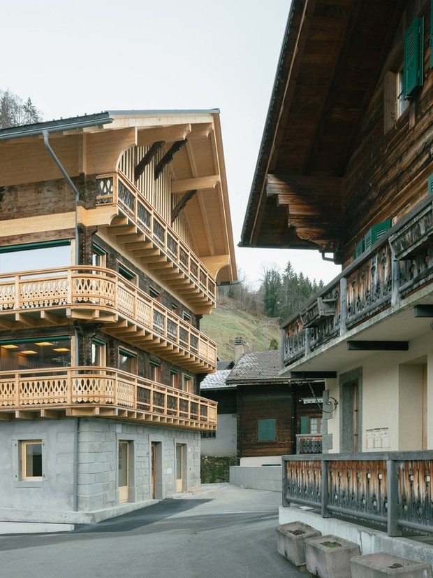 Новые фасады - золотистые оттенки натурального дерева в сочетании с серым камнем