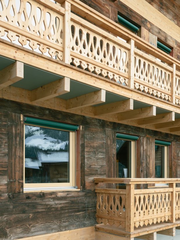 Резные деревянные ограждения сохраняют дух старины, при этом добаляя новизны фасадам