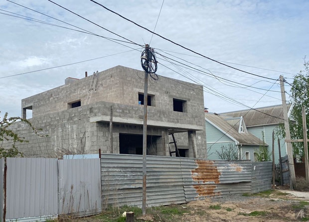 фото коробки дома и временного забора