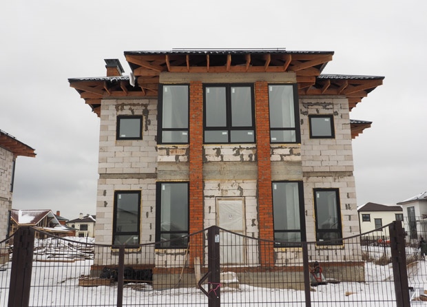 фото коробки дома и временного забора