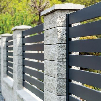 Забор с использованием горизонтальной раскладки алюминивого профиля