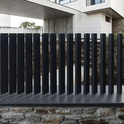 Забор из алюминиевого вертикального профиля