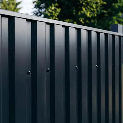 Забор с использованием профлиста из металла