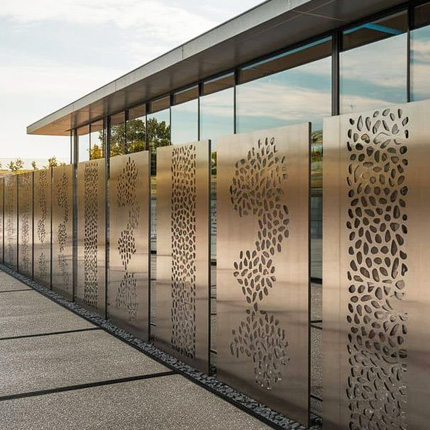 Современные заборы с перфорированными алюминиевыми панелями с уникальным дизайном