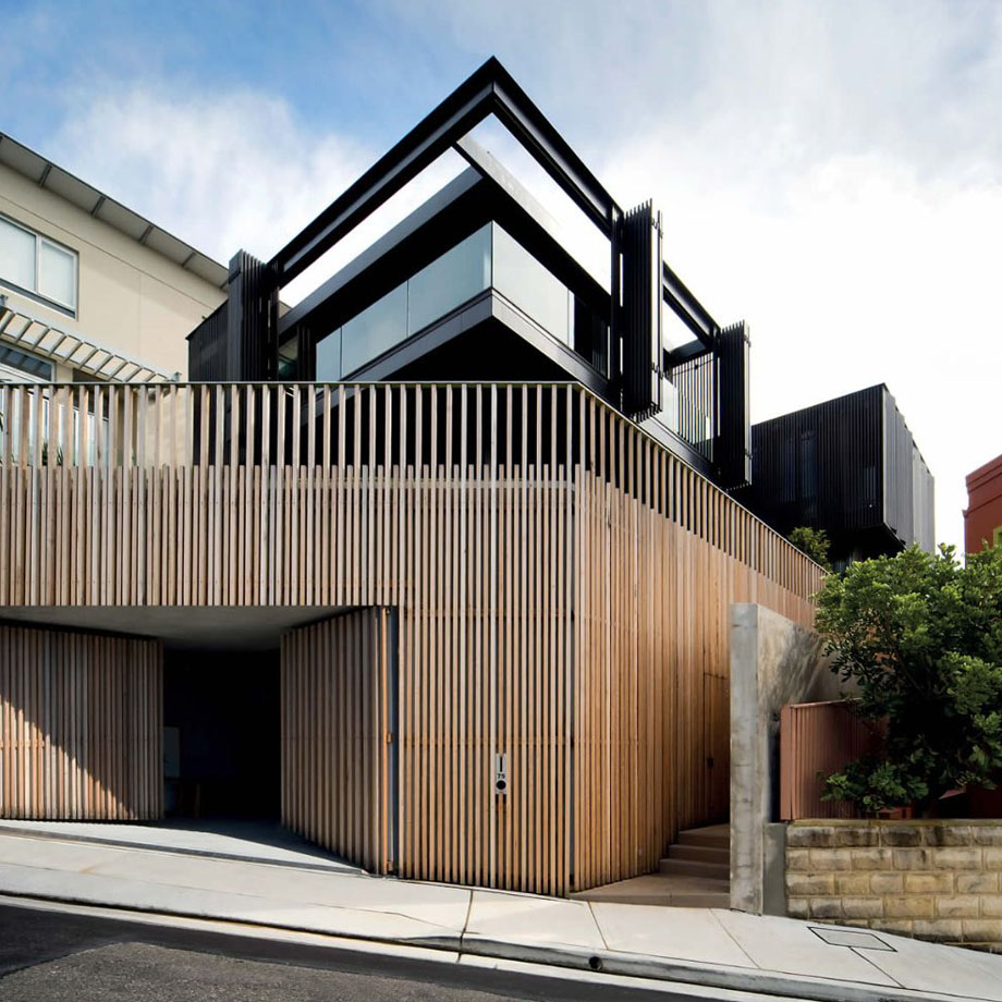 Посмотрите как современный реечный забор стильно подчеркивает архитектуру дома