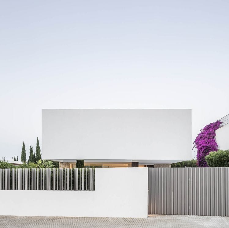 Бетон белого цвета красиво сочетается с вертикальными алюминиевыми рейками