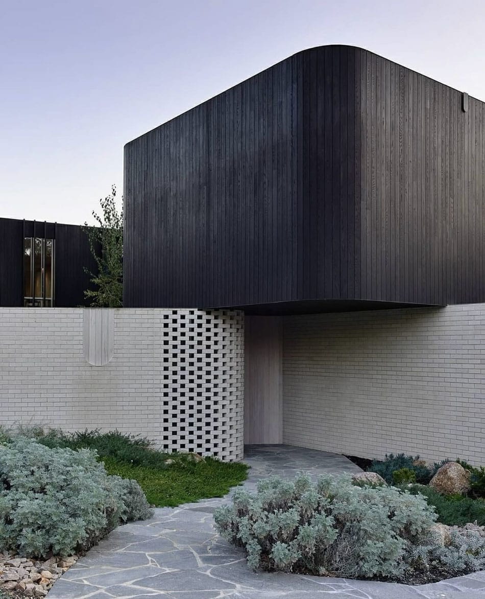 Минималистичный дизайн кирпичного забора с акцентной перфорацией (цепной кладкой)