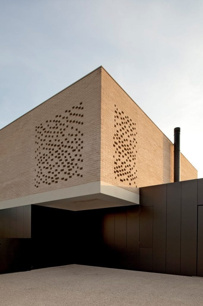 Современный сплошной забор из панелей цвета графит - правильный ритм и ничего лишнего