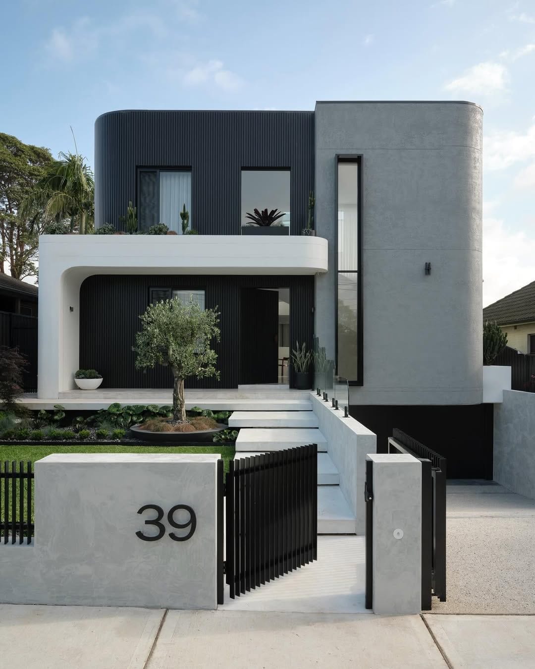 Комбинированный дизайн - алюминиевый профиль черного цвета в сочетании со штукатуркой