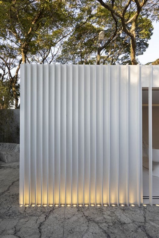 Минималистичный белый забор со вставками из горизонтальных планок