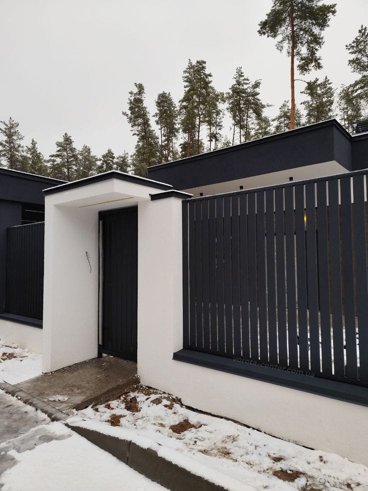 Достаточно популярное решение для забора современных частных домов