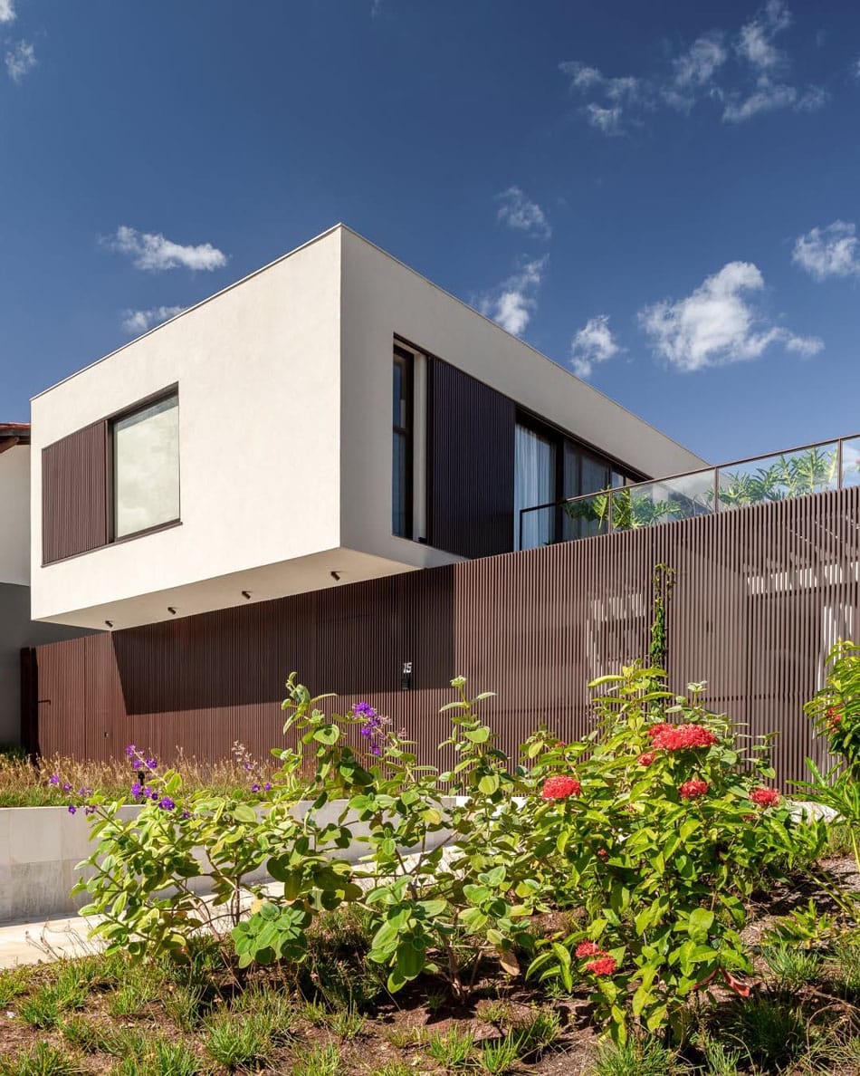 Светло-коричневые узкие вертикальные рейки в единстве с фасадом дома