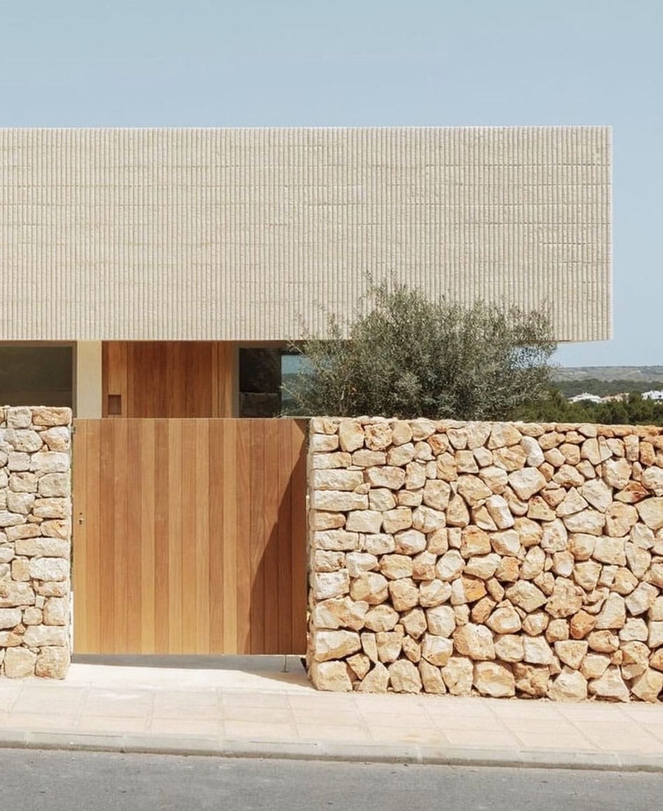 Теплые оттенки грубого камня и натурального дерева в лаконичном дизайне