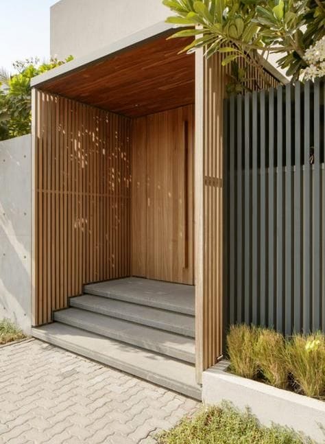 Современно и стильно - входная группа из деревянных вертикальных реек