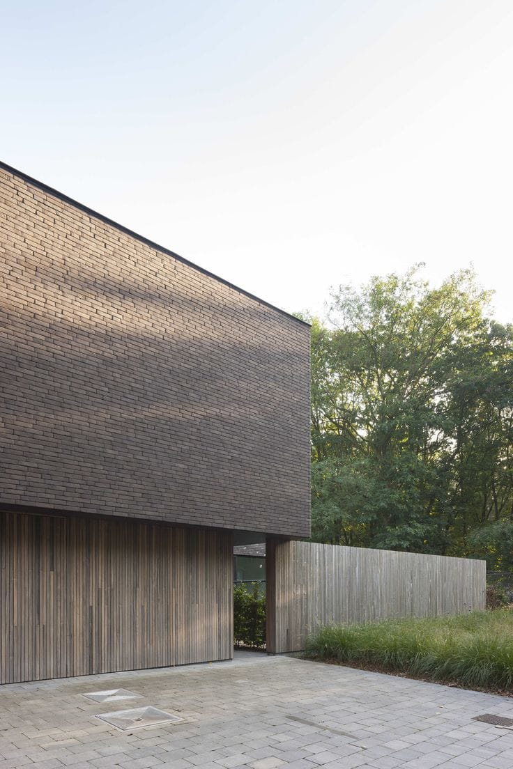 Кирпичный современный фасад и забор как единое целое