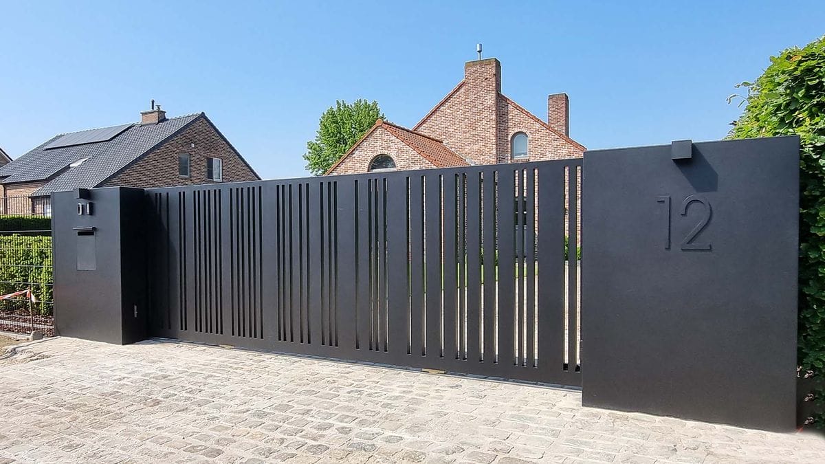 Фрезерованные листы алюминия графитового цвета как пример современного архитектурного решения