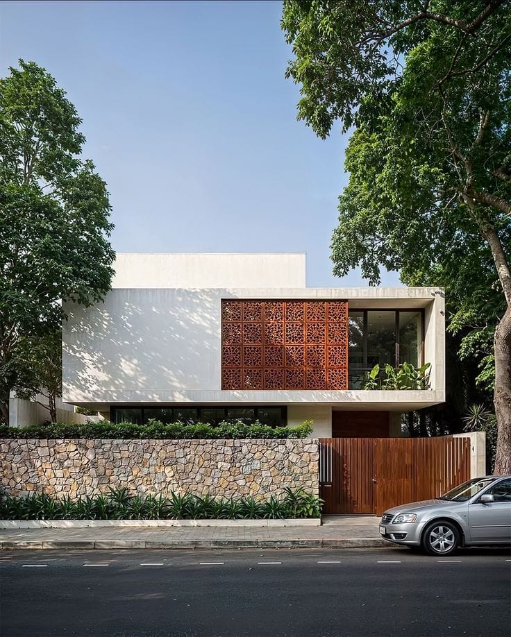 Современное сочетание материалов в решении сплошного забора