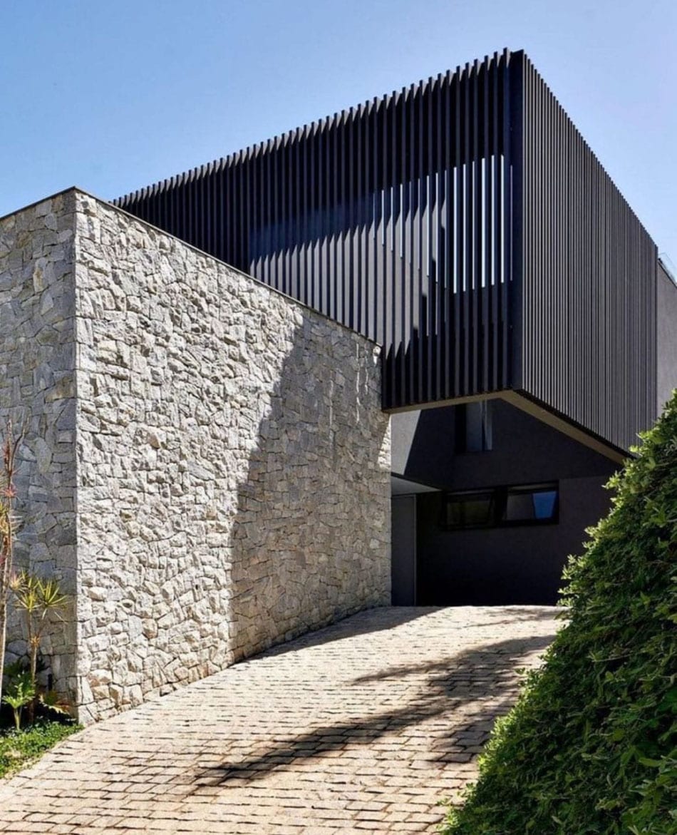 Каменная кладка на контрасте с реечным фасадом