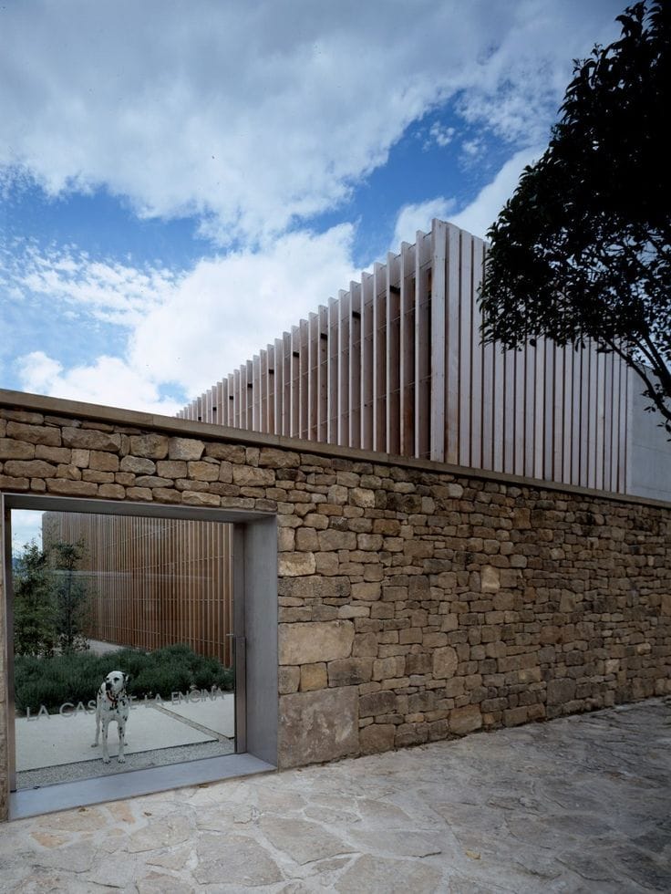 Каменная кладка и вставка из закаленного стекла