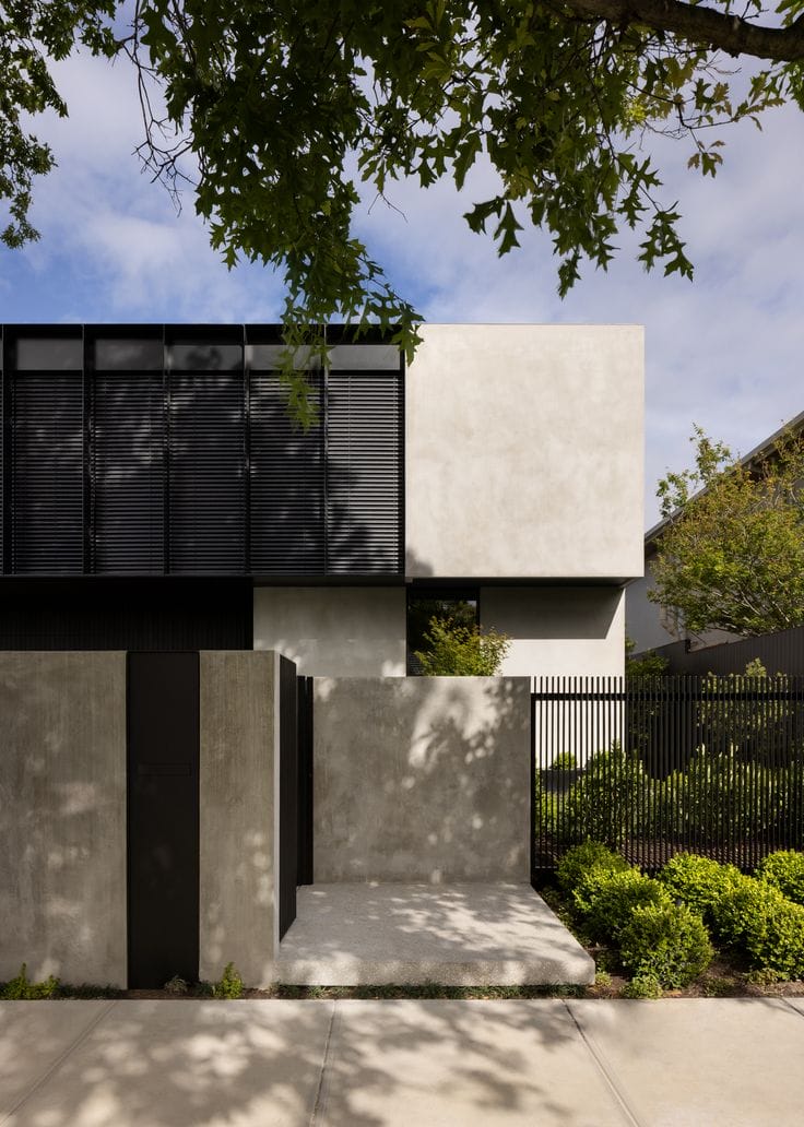 Забор в стиле минимализм из бетона и металла