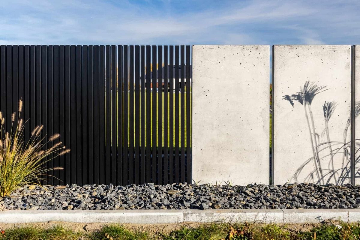 Современный дизайн ограждения - вертикальные рейки и гладкие бетонные секции