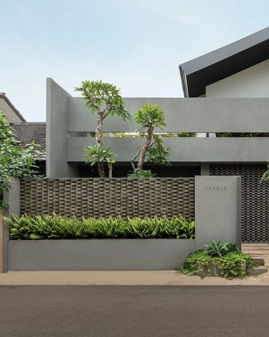 Современный кирпичный забор в комбинации с бетонными стенами