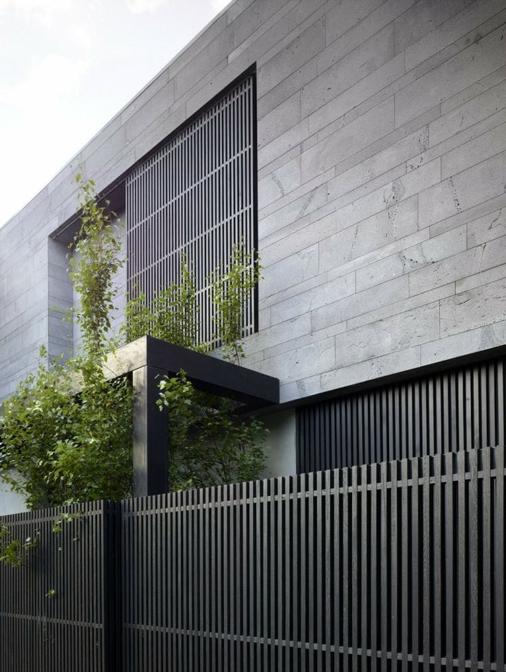 Современный реечный забор графитового цвета